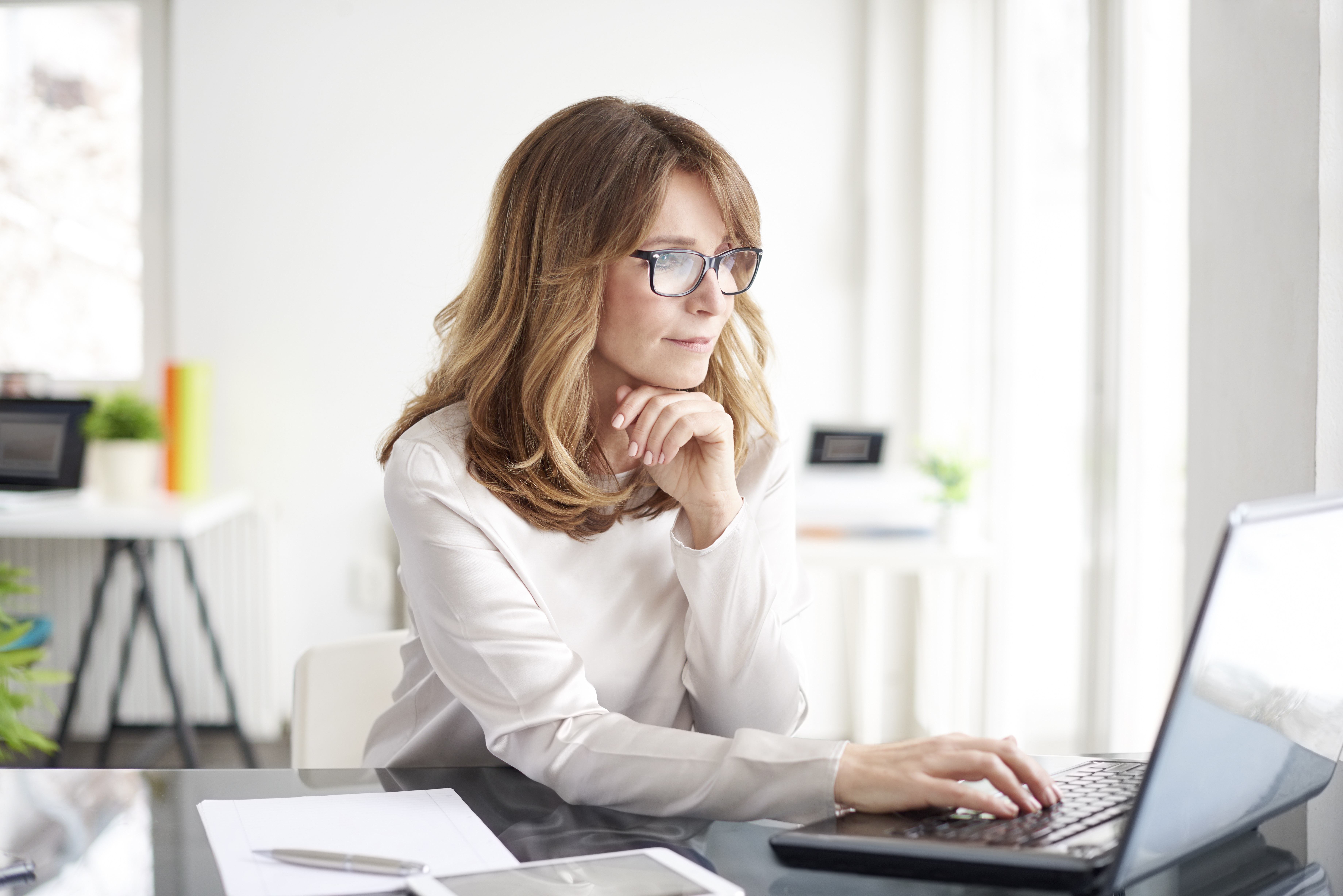 shutterstock_613400372 mature business woman laptop